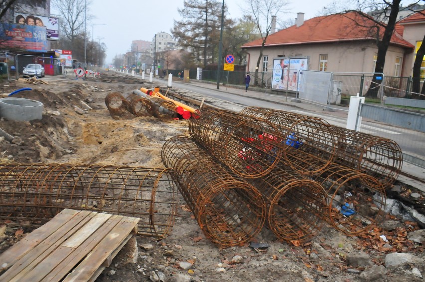 W Bronowicach układane są elementy nowego torowiska. Dziś...