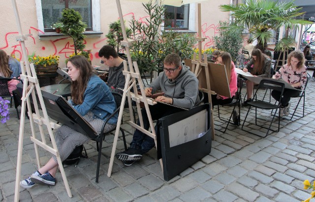 W gościnnych i malowniczych plenerach grudziądzkiej kawiarni "Fado Cafe" tworzyli swoje dzieła młodzi artyści plastycy. Czuwała nad nimi grudziądzka artystka Klara Stolp.