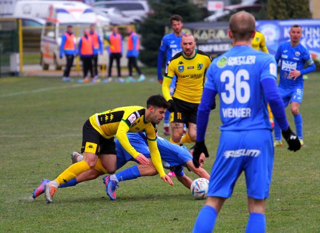 Siarka Tarnobrzeg (żółto-czarne stroje) zremisowała z Hutnikiem Kraków 1:1