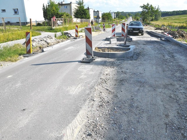 Powstające bezpieczne przejście dla pieszych w Wyszeborzu. Niektórzy mają jednak wątpliwości, czy rzeczywiście będzie teraz bezpieczniej.