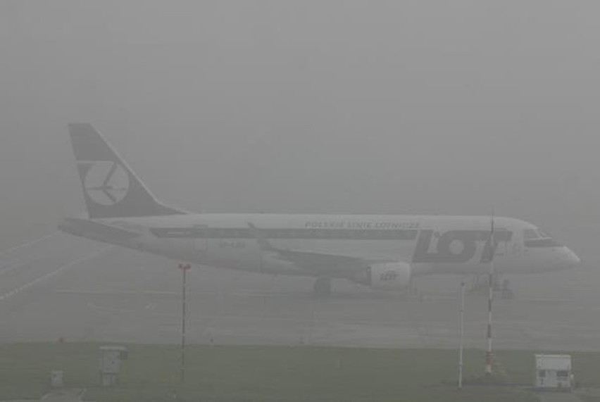 Samolot z Pyrzowic do Warszawy został zawrócony. Powodem była ogromna mgła