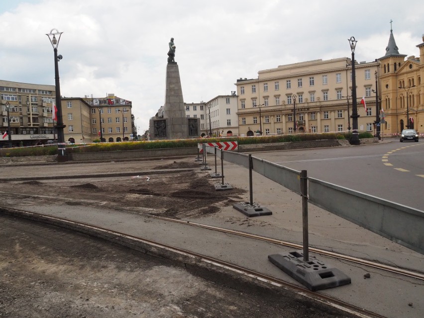 Przebudowa placu Wolności w Łodzi. Robotnicy zniknęli