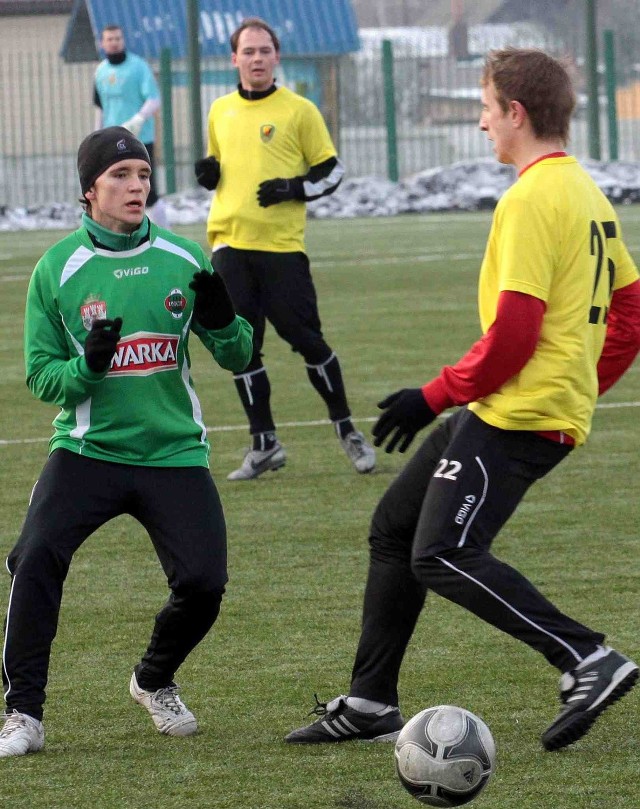 Krystian Puton (w zielonej koszulce) ma kłopoty z kręgosłupem i czeka go przerwa w treningach z zespołem Radomia-ka.