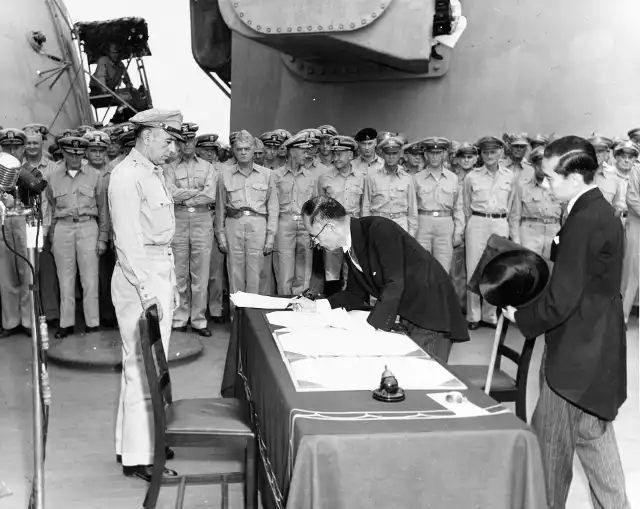Japonia wypłaci Korei odszkodowania za II wojnę światową? Na zdjęciu japoński minister spraw zagranicznych Mamoru Shigemitsu podpisuje akt bezwarunkowej kapitulacji
