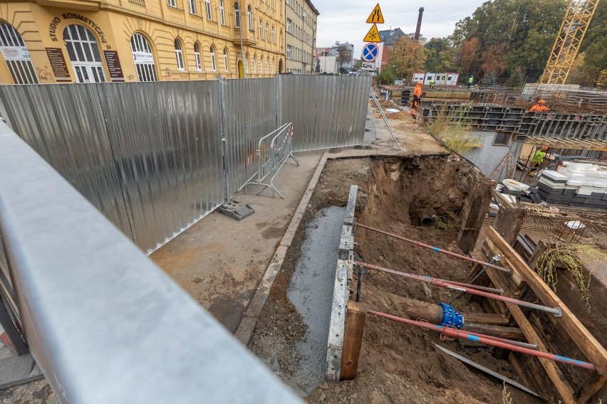 Uwaga kierowcy, na Królowej Jadwigi w Bydgoszczy cały czas trwają prace po awarii wodociągowej