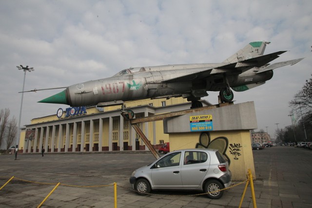 Samolot MiG-21 stoi przed halą MOSiR w Łodzi od 2000 roku