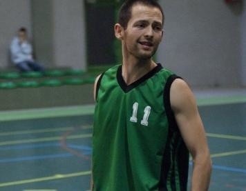 Trener Marcin Baczewski w spotkaniu z GLKS Nadarzyn nie pojawił się na placu gry, prowadząc zespół jedynie z ławki rezerwowych.