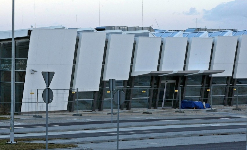Lotnisko w Gdyni Kosakowie stoi puste. Gdyńscy radni maja...