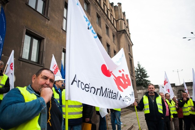 Ponad roczne protesty przeciwko likwidacji części surowcowej w Krakowie nie przyniosły rezultatu. Teraz trzeba wynegocjować jak najlepsze warunki dla pracownik&oacute;w i kooperant&oacute;w kombinatu.