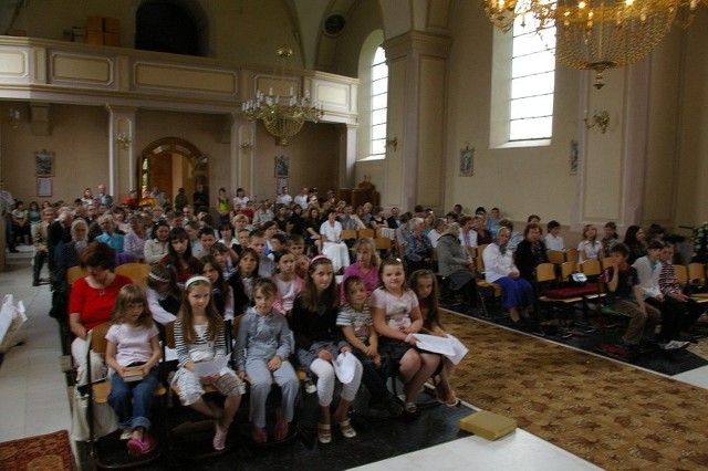 Msza w odnowionym między innymi przy pomocy mieszkańców Radomia kościele w Dolinie.