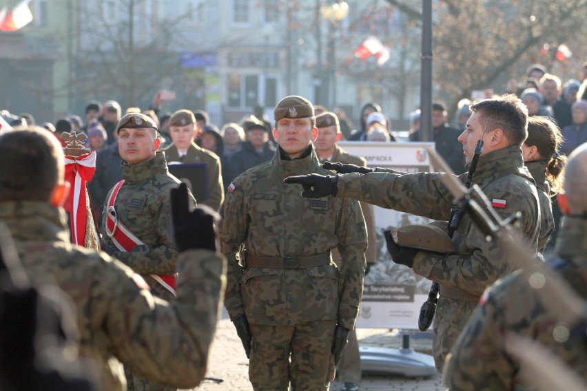 Na Placu Bartosza Głowackiego w Tarnobrzegu  „Terytorialsi” wypowiedzieli rotę przysięgi wojskowej. Było bardzo uroczyście (duzo zdjęć)