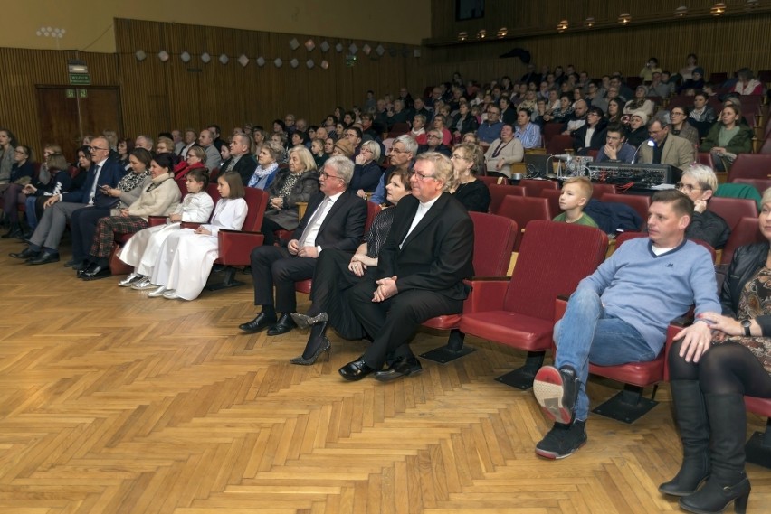 Klaudia Kulawik z koncertem w Kluczach. Artystka zaprezentowała się publiczności w swoich rodzinnych stronach z programem kolęd [ZDJĘCIA]