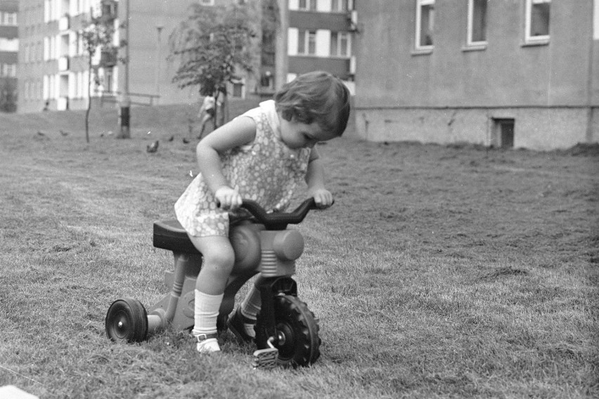 Na zdjęciu: dziewczynka na rowerku w kształcie motocykla,...