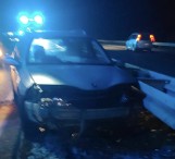 Wypadek na obwodnicy Białobrzegów. Auto renault laguna uderzyło w barierki, kierowca był pijany