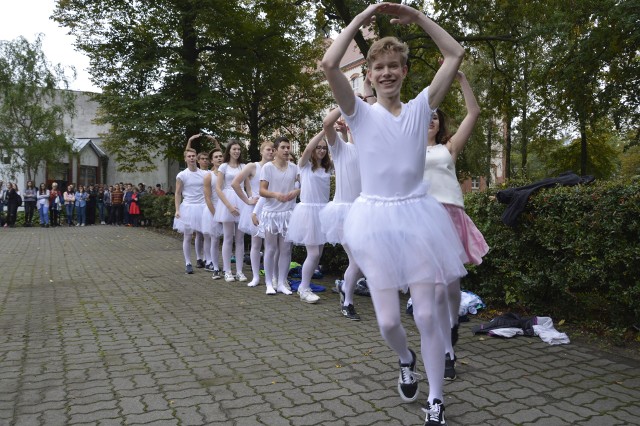 Balet przed szkołą w wykonaniu uczniów uczących się jęz. rosyjskiego