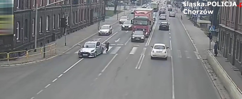 Kobieta wbiegła na pasy na czerwonym świetle w Chorzowie wprost pod jadący samochód. VIDEO 