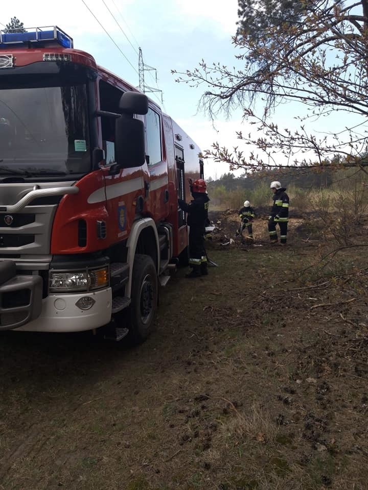 Strażacy z Gołaczew w powiecie olkuskim nie mają spokojnych świąt. Drugi dzień gaszą pożar na nielegalnym wysypisku śmieci