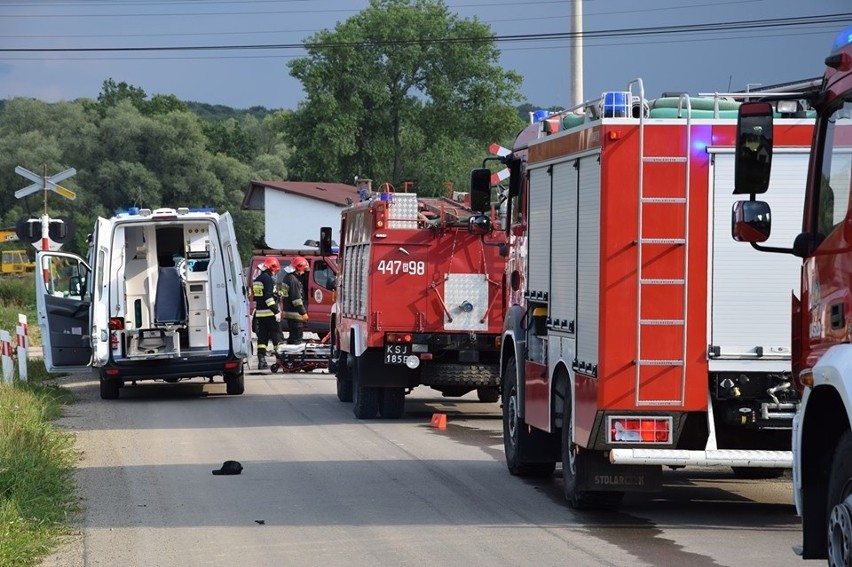 Wypadek na torach kolejowych w Szebniach. Dwie osoby na crossie uderzyły w szynobus