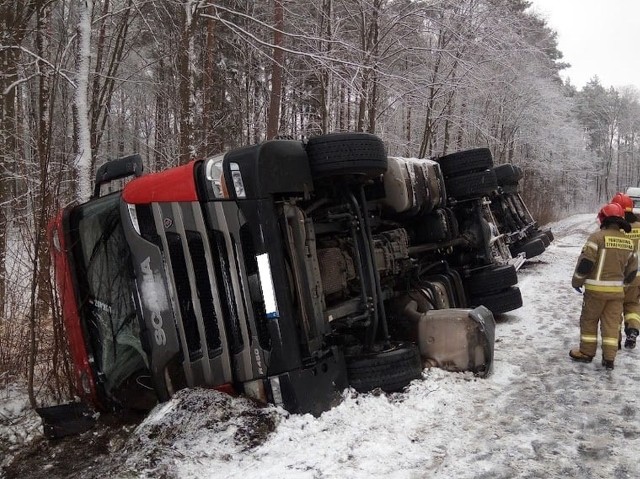 Rudka. Wypadek ciężarówki na DW nr 681. Strażacy wyciągnęli kierowcę przez szybę