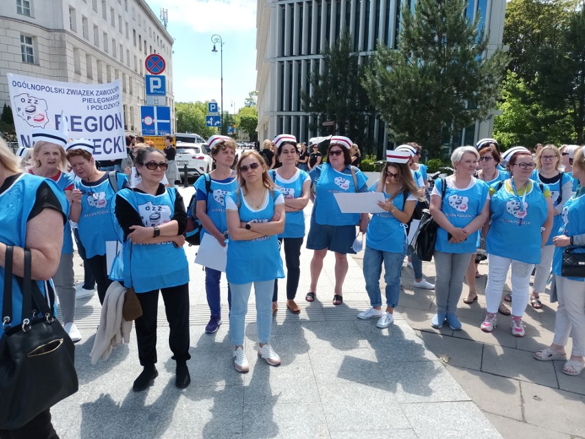 Pielęgniarki „dyżurują” pod Sejmem. Protest ma trwać 48 godzin 