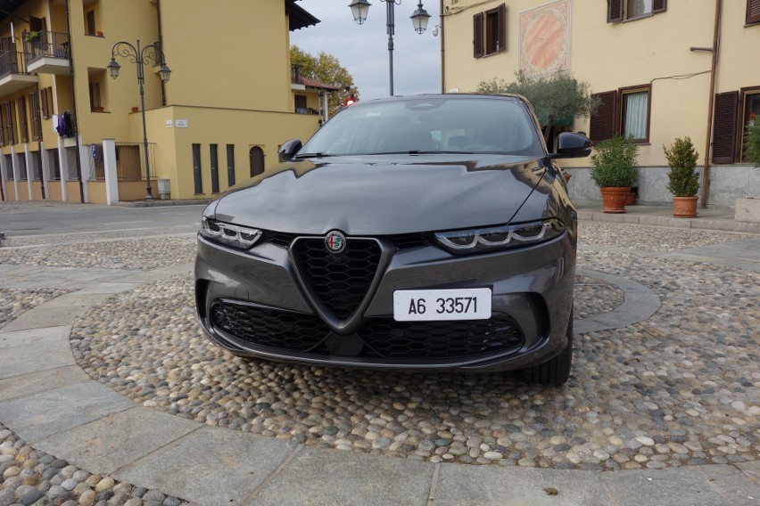 Elektryfikacja napędów w samochodach marki Alfa Romeo...
