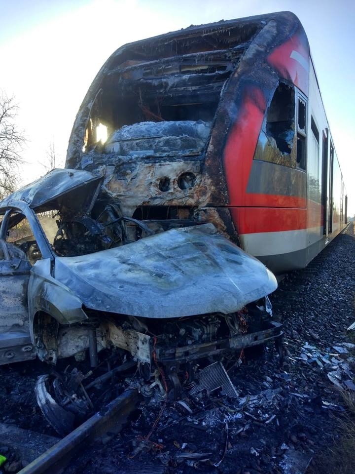 Kołbaskowo: Śmiertelny wypadek na niestrzeżonym przejeździe kolejowym. Samochód stanął w płomieniach 