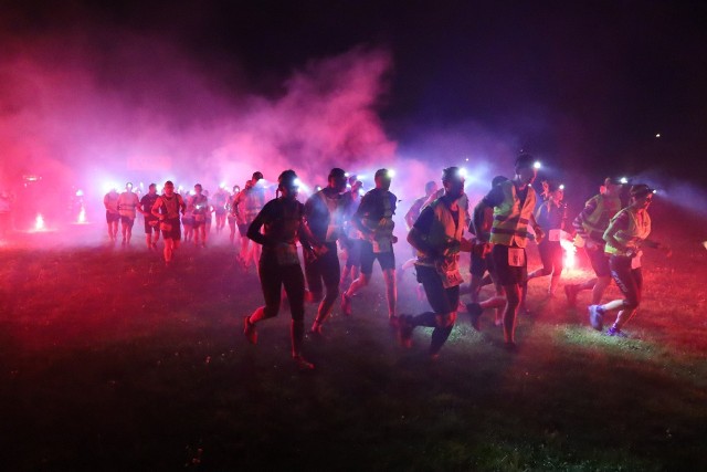 Z trasą VII Ultramaratonu Nowe Granice, który wystartował w sobotę 25 września mierzy się kilkuset zawodników. Do pokonania mają 103 kilometry! Tak o godzinie 6.00 wyglądał start z boiska przy ulicy Francuskiej.