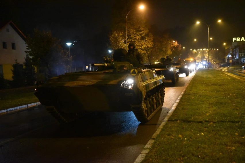 Nocny przejazd kolumn pojazdów wojskowych na drogach województwa podkarpackiego [ZDJĘCIA]