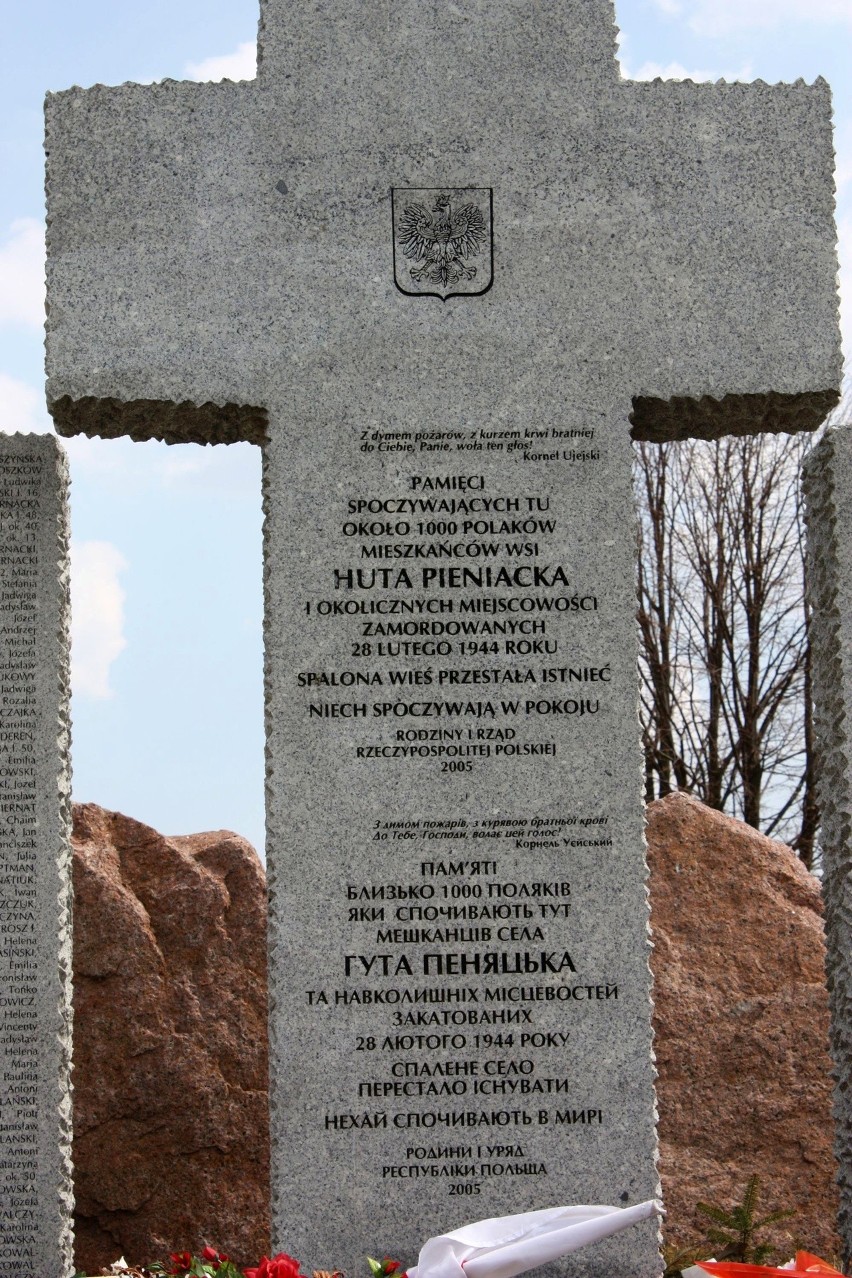 Huta Pieniacka, krzyż na pomniku zamordowanych Polaków;...