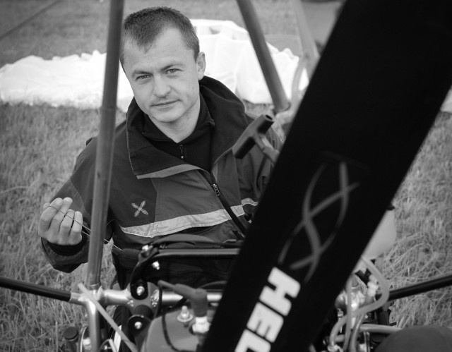 Grzegorz Krzyżanowski miał 37 lat. Radomianin, prezes rodzinnej firmy. Członek Kadry Narodowej PPG, wielokrotny Mistrz Polski, od kilku lat niepokonany. W reprezentacji odpowiadał za przygotowanie nowych pilotów, był również oblatywaczem nowych konstrukcji skrzydeł rodzimego producenta, firmy Dudek Paragliders. Na I Slalomowych Mistrzostwach Świata na francuskim lotnisku Aspres sur Buech zdobył aż trzy złote medale. Zwyciężył z 64 konkurentami reprezentującymi 16 krajów i został zdobywcą Pucharu Świata.