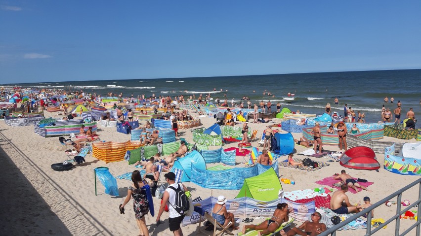 Sezon w pełni. Na plaży w Sarbinowie można spotkać wielu...