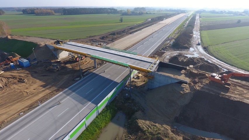 Na zdjęciach budowa autostrady A1 na wszystkich pięciu...