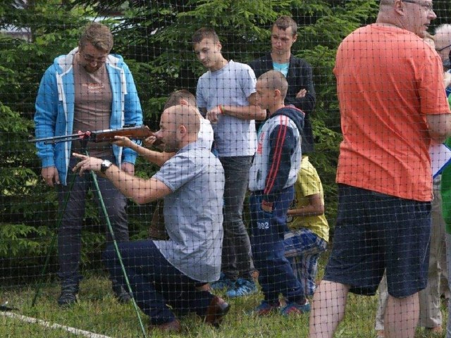 Strzela sołtys Mateusz Oelberg.