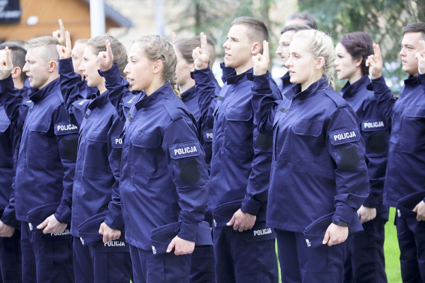 Białystok. Blisko 50 nowych funkcjonariuszy złożyło przyrzeczenie i wstąpiło w szeregi podlaskiej policji [ZDJĘCIA]