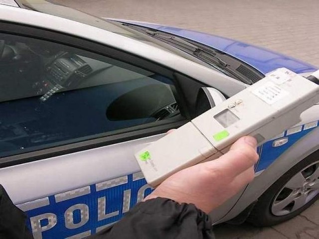 Policjanci muszą badać alkomatem wszystkich chętnych kierowców