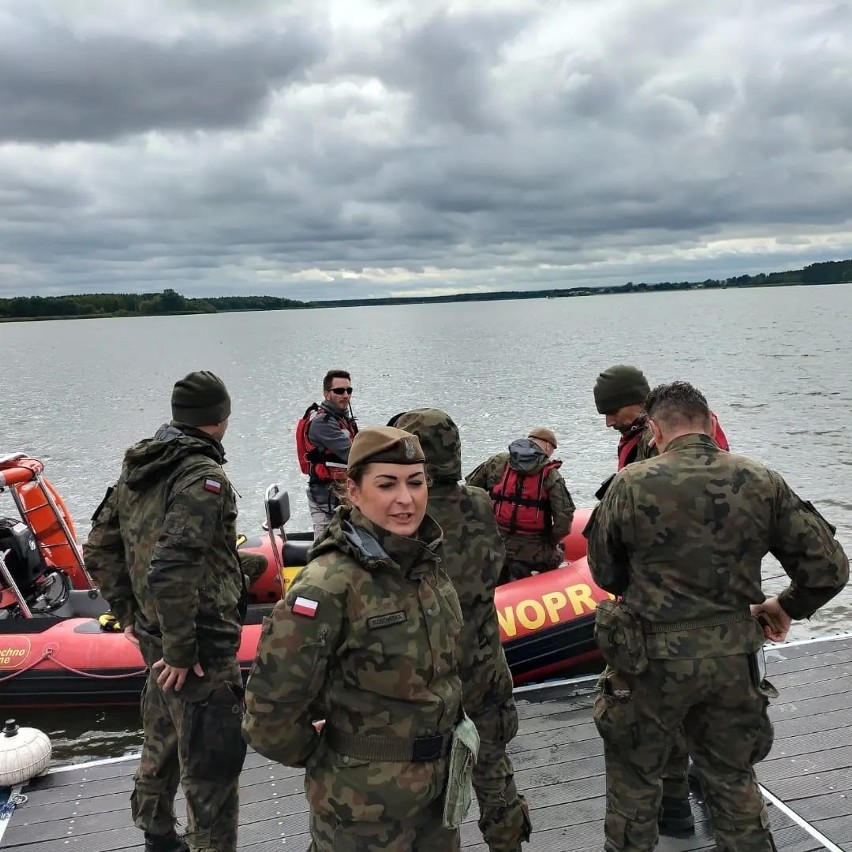Ratownicy wodni z Radomia, strażacy i terytorialsi z 62. Batalionu Lekkiej Piechoty ćwiczyli na zalewie w Domaniowie. Zobacz wideo i zdjęcia