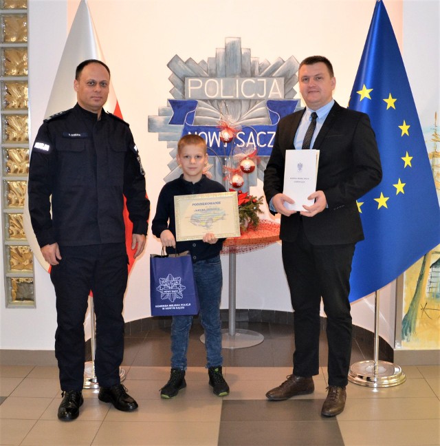 9-letni Jakub w towarzystwie ojca (z prawej) odebrał gratulacje od komendanta sądeckiej policji (z lewej)