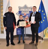 9-letni Jakub z Nowego Sącza odebrał gratulacje od komendanta policji. Chłopiec pomógł sąsiadce ochronić się przed oszustami