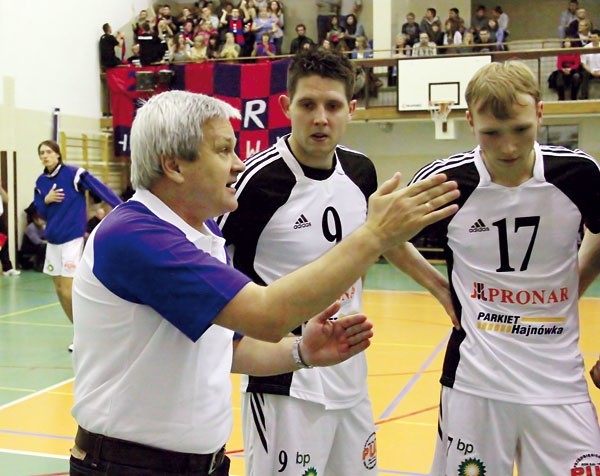 Trener Paweł Blomberg (po lewej), kapitan Łukasz Staniewski i Mateusz Sachaewicz (nr 17) muszą radzić sobie osłabieni brakiem Alego Guindo
