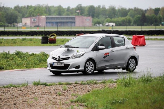 Na torze "Wschodzący Białystok" odbyły się Otwarte Mistrzostwa Instruktorów Podlasia 2019. Ci którzy codziennie uczą kursantów teraz musieli pokazać, jak potrafią panować na samochodem