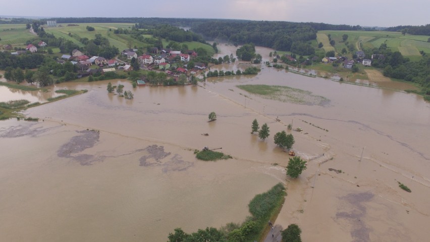 Zalana wieś Wierzchowiska w gminie Modliborzyce w powiecie...