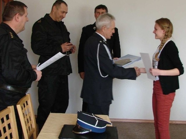 Kadra oficerska pińczowskiej straży pożarnej wręczała nagrody i dyplomy ufundowane przez starostę pińczowskiego Jana Moskwę.
