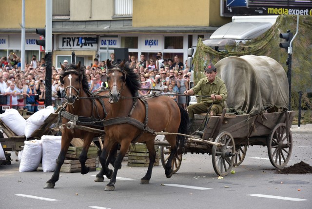 Walki odbyły się w niedzielne popołudnie u zbiegu ulic Pałacowej i Warszawskiej. Mury sąsiednich budynków raz po raz trzęsły się od wystrzałów. Ofiary były po obu stronach. Na szczęście nikt nie zginął naprawdę, choć wszystko wyglądało bardzo realistycznie. Była to pierwsza rekonstrukcja bitwy białostockiej z 1920 roku.