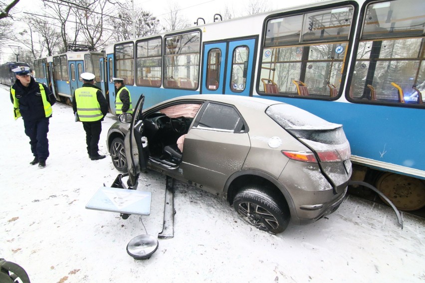 Tramwaj uderzył w hondę na Mickiewicza [ZDJĘCIA]