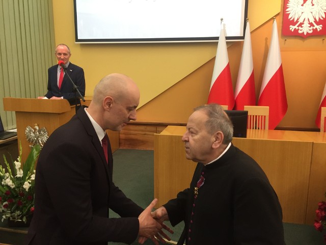 Uroczystość miała miejsce we wtorek w wypełnionej po brzegi sali im. prezydenta Lecha Kaczyńskiego w Opolskim Urzędzie Wojewódzkim.