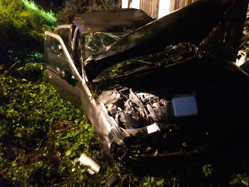 Wypadek w Kryspinowie. Nocą samochód wpadł do rowu. Nietrzeźwy kierowca, jedna osoba poszkodowana