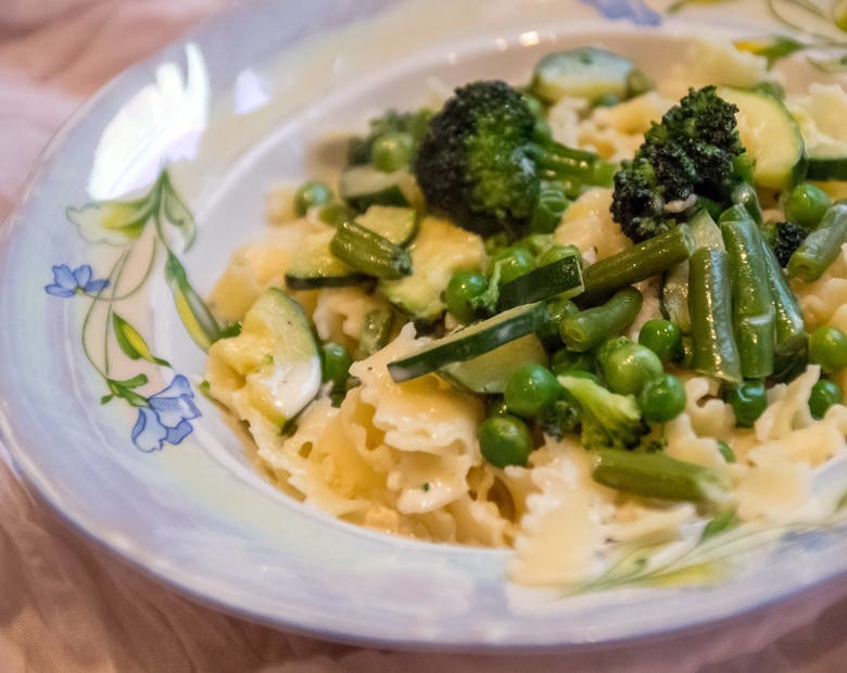 Makaron tagiatelle z zielonymi warzywami: brokułem, fasolką...