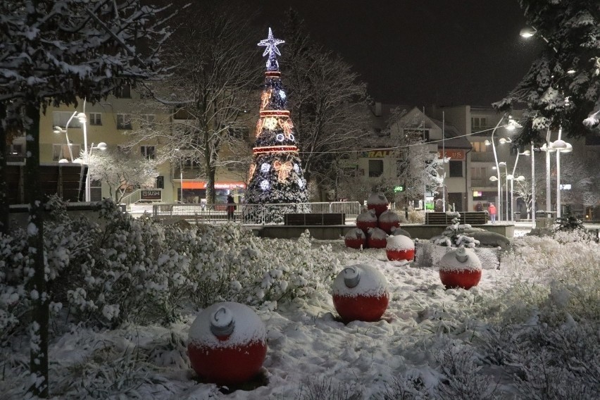 Świąteczne iluminacje w Świdniku. Jak wygląda miasto wieczorową porą? Zobacz zdjęcia 