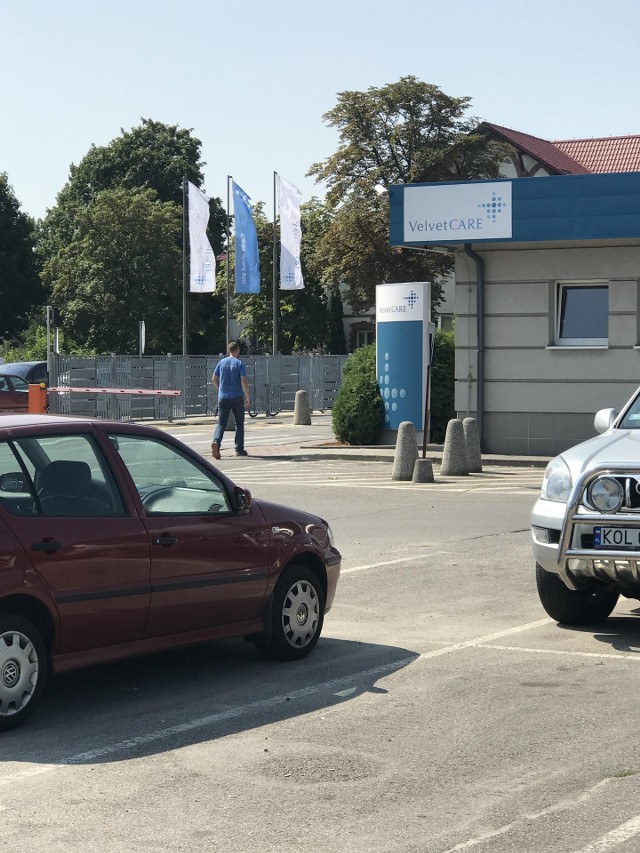 Mieszkańcy Klucz skarżą się na hałas pochodzący z nowej instalacji maszyny papierniczej nr 7 w zakładach Velvet Care. Badania wykazały przekroczenia hałasu w punktach pomiarowych na osiedlu przy ul. Sosnowej. Velvet Care zobowiązał się do wytłumienia maszyny.