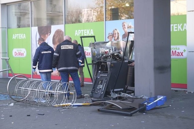 Niedawno włamano się do bankomatu przy Szosie Bydgoskiej w Toruniu. Sprawców na razie nie ustalono. Tymczasem prokuratura sporządziła akt oskarżenia w sprawie kilku podobnych, ale nieudanych przestępstw w regionie. >>>> CZYTAJ DALEJ